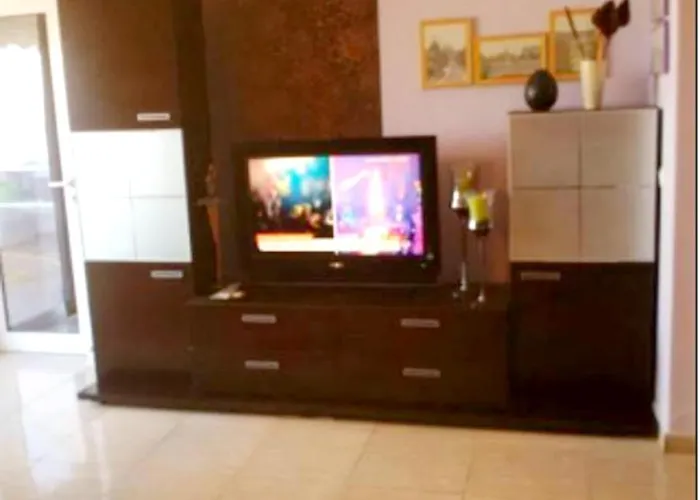 Spacious In 165 M² With Shared Pool * 아데제