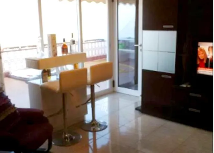 Spacious In 165 M² With Shared Pool * 아데제