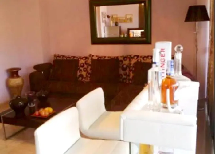 Spacious In 165 M² With Shared Pool 아파트 아데제